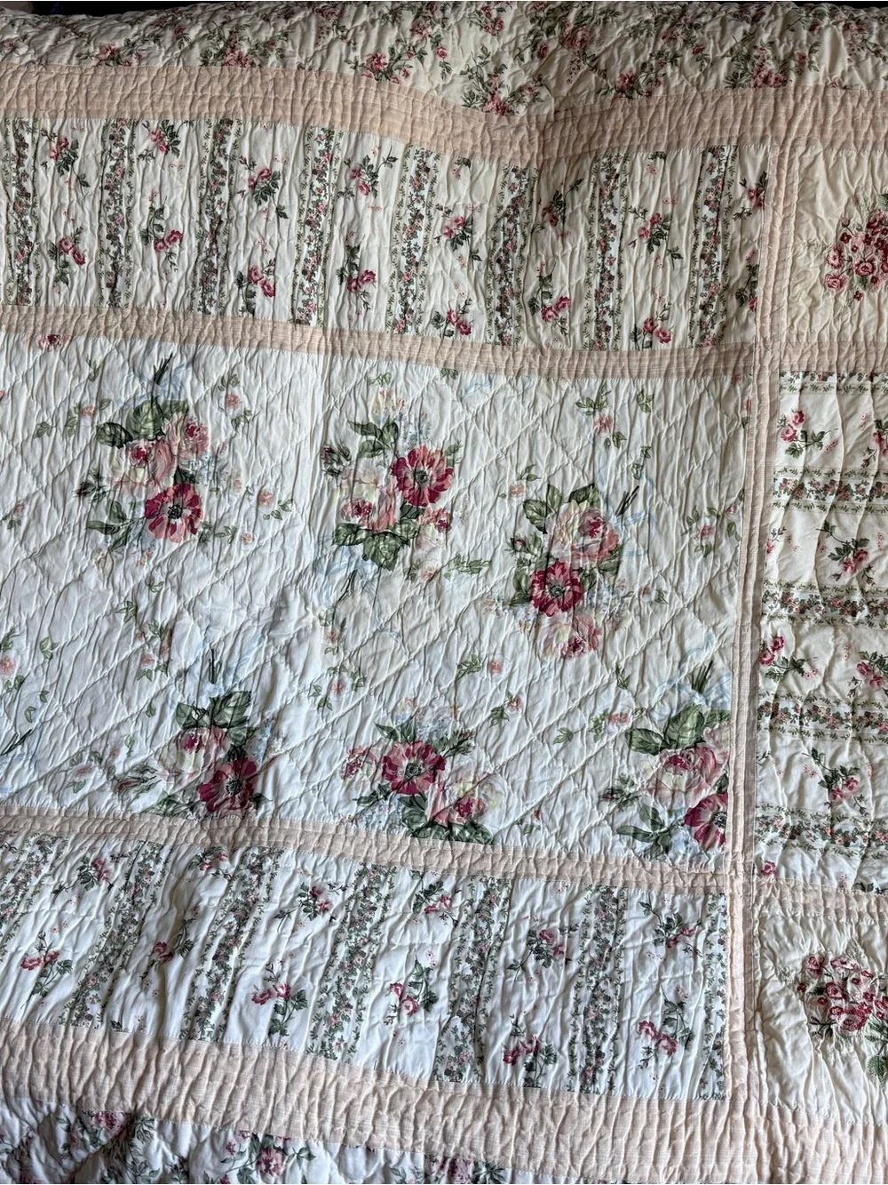 Classic Floral Quilted Bedspread in Pink and Cream - Twin